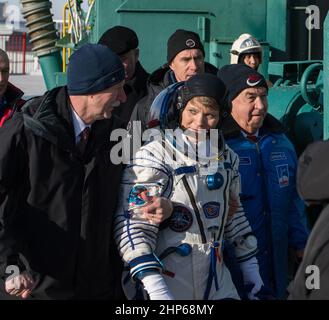 Expedition 58 die Flugingenieurin Anne McClain von der NASA wird von Bill Gerstenmaier, Associate Administrator, Human Exploration and Operations, NASA, zum Start zum Sojus-Fahrzeug gelaufen, links, Montag, 3. Dezember, 2018 in Baikonur, Kasachstan. McClain, der Flugingenieur David Saint-Jacques von der Canadian Space Agency (CSA) und der Sojus-Kommandant Oleg Kononenko von Roskosmos werden die nächsten sechseinhalb Monate an Bord der Internationalen Raumstation verbringen. Stockfoto