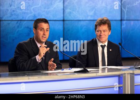 Joel Montalbano, stellvertretender Programmleiter der Internationalen Raumstation im Johnson Space Center der NASA in Houston, Und Hans Koenigsmann, Vice President of Build and Flight Reliability für SpaceX, sprach während einer Pressekonferenz zur Vorabstart der kommerziellen Wiederaufbaudienstmission SpaceX CRS-16 zur Internationalen Raumstation mit Medienvertretern. Vom Space Launch Complex 40 auf der Cape Canaveral Air Force Station soll eine Dragon-Raumsonde gestartet werden. Die SpaceX Falcon 9-Rakete wird auf dem Commercial Resuppl des Unternehmens 16th gestartet Stockfoto