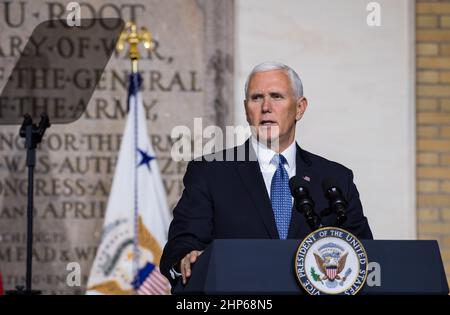 Vizepräsident Mike Pence hält Eröffnungsansprache während des Treffens des National Space Council mit dem Titel „Moon, Mars, and Worlds Beyond, Winning the Next Frontier“ am Dienstag, den 23. Oktober 2018, im National war College in Fort Lesley J. McNair in Washington. Stockfoto