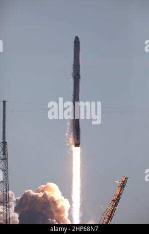 Das zweistufige Trägerrakete Falcon 9 hebt den Space Launch Complex 40 auf der Cape Canaveral Air Force Station ab und bringt die Dragon Repellage-Sonde zur Internationalen Raumstation. Der Start war um 10:36 Uhr EST. Auf seiner Mission zur kommerziellen Nachversorgung der Internationalen Raumstation 13th wird Dragon Vorräte, Ausrüstung und neue wissenschaftliche Experimente für die Technologieforschung zur Verfügung stellen. Die Raumsonde SpaceX Dragon wird etwa 4.800 Pfund Fracht und Material liefern, um wissenschaftliche Untersuchungen an Bord der Raumstation zu unterstützen. Stockfoto