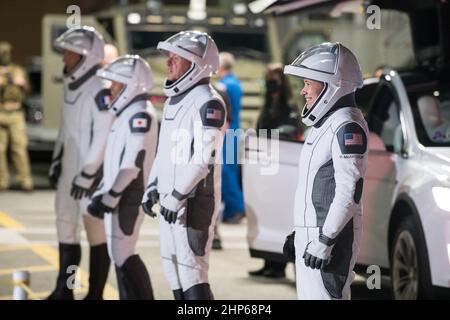 Von links nach rechts: ESA-Astronaut Thomas Pesquet, Japan Aerospace Exploration Agency (JAXA)-Astronaut Akihiko Hoshide, Und die NASA-Astronauten Shane Kimbrough und Megan McArthur werden während einer Generalprobe vor dem Start der Crew-2-Mission am Sonntag, dem 18. April 2021, im Kennedy Space Center der NASA in Florida gesehen, als sie sich darauf vorbereiten, das Neil A. Armstrong Operations and Checkout Building für den Launch Complex 39A zu verlassen. Stockfoto