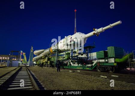 Das Raumschiff Sojus TMA-15M wird am Freitag, den 21. November 2014, im Kosmodrom Baikonur in Kasachstan per Zug auf die Startrampe ausgerollt. Stockfoto