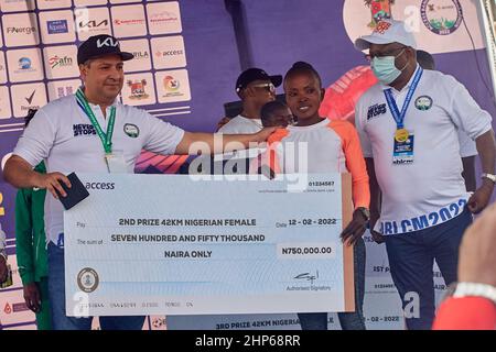 Die Marathonsiegerin erhält nach dem Wettbewerb beim Access Bank Lagos City Marathon am 12. Februar 2022 ein Preisgeld. Stockfoto