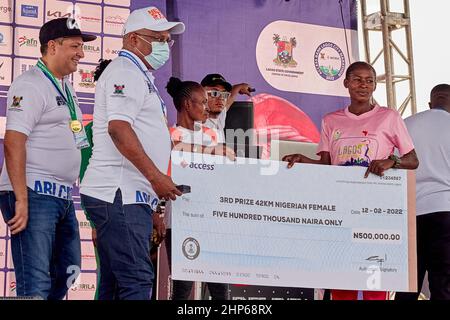 Die Marathonsiegerin erhält nach dem Wettbewerb beim Access Bank Lagos City Marathon am 12. Februar 2022 ein Preisgeld. Stockfoto