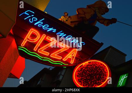 Ein Fischer rollte auf einem Neonschild in Fisherman’s Wharf in San Francisco eine Pizza Stockfoto