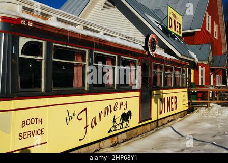 Das Farmers Diner in Quechee, Vermont, befindet sich in einem Gebäude im Stil eines Zugbusses Stockfoto