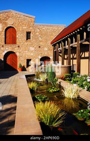 Eine Weinkellerei im Napa Valley ist im Stil der spanischen Mission gebaut Stockfoto