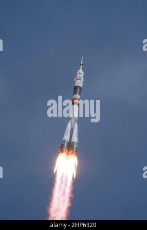 Die Sojus-MS-04-Rakete startet am Donnerstag, 20. April 2017, vom Kosmodrom Baikonur in Kasachstan aus, Baikonur Time Carrying Expedition 51 Sojus-Kommandant Fjodor Jurchikhin von Roskosmos und der NASA-Flugingenieur Jack Fischer in die Umlaufbahn, um ihre viereinhalb Monate dauernden Missionen auf der Internationalen Raumstation zu beginnen. Stockfoto