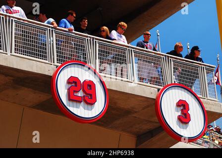 Im Target Field in Minneapolis hängen pensionierte Nummern berühmter Baseballspieler der Minnesota Twins Stockfoto