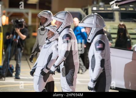 Von links nach rechts: ESA-Astronaut Thomas Pesquet, Japan Aerospace Exploration Agency (JAXA)-Astronaut Akihiko Hoshide, Und die NASA-Astronauten Shane Kimbrough und Megan McArthur werden während einer Generalprobe vor dem Start der Crew-2-Mission am Sonntag, dem 18. April 2021, im Kennedy Space Center der NASA in Florida gesehen, als sie sich darauf vorbereiten, das Neil A. Armstrong Operations and Checkout Building für den Launch Complex 39A zu verlassen. Stockfoto