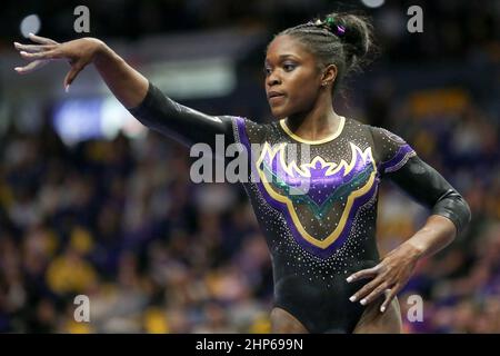 18. Februar 2022: Kiya Johnson von LSU tritt auf dem Balancebalken auf und erzielt während der NCAA-Gymnastik zwischen der Alabama Crimson Tide und den LSU Tigers im Pete Maravich Assembly Center in Baton Rouge, LA, eine perfekte Punktzahl von 10,00. Jonathan Mailhes/CSM Stockfoto