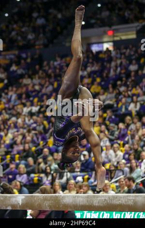 18. Februar 2022: Kiya Johnson von LSU tritt auf dem Balancebalken auf und erzielt während der NCAA-Gymnastik zwischen der Alabama Crimson Tide und den LSU Tigers im Pete Maravich Assembly Center in Baton Rouge, LA, eine perfekte Punktzahl von 10,00. Jonathan Mailhes/CSM Stockfoto