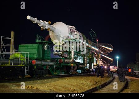 Das Raumschiff Sojus TMA-15M wird am Freitag, den 21. November 2014, im Kosmodrom Baikonur in Kasachstan per Zug auf die Startrampe ausgerollt. Stockfoto