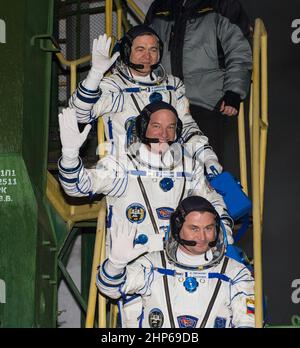 Expedition 47 Sojus-Kommandant Alexey Ovchinin von Roskosmos, unten; Flugingenieur Jeff Williams von der NASA, Mitte; und Flugingenieur Oleg Skripochka von Roskosmos, oben, winken Abschied vor dem Start der Sojus TMA-20M-Sonde zum Start, Samstag, 19. März 2016 im Kosmodrom Baikonur in Kasachstan. Stockfoto