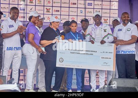 Die 3.-platzierte Gewinnerin Dagne Siranesh erhält eine Medaille und ein Preisgeld, nachdem sie am 12. Februar 2022 beim Access Bank Lagos City Marathon teilgenommen hat. Stockfoto