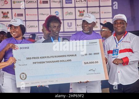 Die 3.-jährige Gewinnerin Naomi Maiyo erhält eine Medaille und ein Preisgeld, nachdem sie am 12. Februar 2022 beim Access Bank Lagos City Marathon teilgenommen hat. Stockfoto