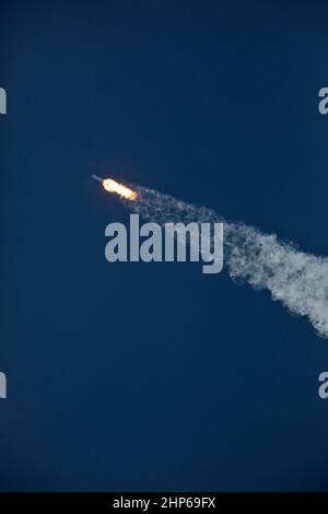 Das zweistufige Trägerrakete Falcon 9 hebt den Space Launch Complex 40 auf der Cape Canaveral Air Force Station ab und bringt die Dragon Repellage-Sonde zur Internationalen Raumstation. Der Start war um 10:36 Uhr EST. Auf seiner Mission zur kommerziellen Nachversorgung der Internationalen Raumstation 13th wird Dragon Vorräte, Ausrüstung und neue wissenschaftliche Experimente für die Technologieforschung zur Verfügung stellen. Die Raumsonde SpaceX Dragon wird etwa 4.800 Pfund Fracht und Material liefern, um wissenschaftliche Untersuchungen an Bord der Raumstation zu unterstützen. Stockfoto