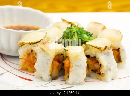 Japanische Küche - Sushi Rolls - TT Roll Specialty Sushi Roll Menu - Sushi Photography Klassische Sushi Rolls Stockfoto