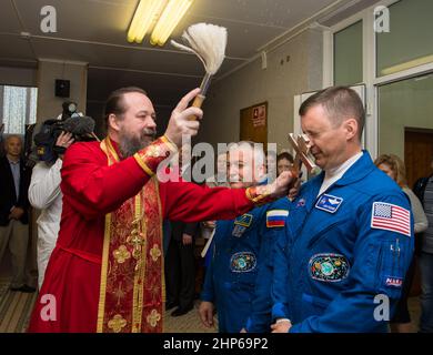 Expedition 51 Flugingenieur Jack Fischer von der NASA, rechts, erhält den traditionellen Segen eines russisch-orthodoxen Priesters im Kosmonauten-Hotel vor seinem Start auf der Sojus-Rakete zur Internationalen Raumstation (ISS), Donnerstag, 20. April 2017, in Baikonur, Kasachstan. Stockfoto