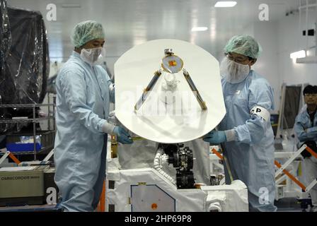 In der Raumstation Processing Facility des Kennedy Space Center der NASA in Florida, der japanischen Luft- und Raumfahrtbehörde JAXA, setzen Techniker eine Antenne der Inter Orbit Communication System Extended Facility (ICS-EF) ein. Die Antenne und ein Zeigemechanismus werden für die Kommunikation mit dem Data Relay Test Satellite oder DRTS von JAXA verwendet. Das ICS-EF wird zusammen mit der erweiterten Abteilung für Facility- und Experimentlogistik, die vom Modul exponiert ist, an Bord der Raumfähre Endeavour auf der STS-127mission, die am 15. Mai 2009 starten soll, zur Internationalen Raumstation gestartet Stockfoto