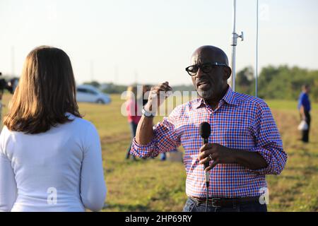 Während des Countdowns für den Start von NOAA's Geostationary Operational Environmental Satellite, kurz GOES-R, interviewt Stephanie Martin von NASA Communications, Al Roker, Wetterprognose auf der „Today Show“ von NBC. GOES-R ist der erste Satellit einer Reihe von GOES-Satelliten der nächsten Generation für NOAA, die National Oceanographic and Atmospheric Administration. Es wird in eine geostationäre Umlaufbahn über der westlichen Hemisphäre starten, um Bilder von Stürmen zu liefern und Meteorologen bei der Vorhersage schwerer Wetterkonditionale und der Entwicklung von Langzeit-Prognosen zu unterstützen. Stockfoto