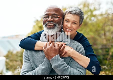 Unsere Liebe wurde im Laufe der Jahre stärker. Aufnahme eines glücklichen älteren Paares, das eine schöne Zeit im Park genießt. Stockfoto