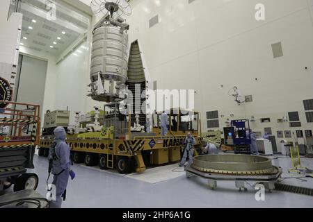 Ein Kran hebt von Orbital ATK CYGNUS unter Druck Cargo von der KAMAG Transporter innerhalb der Nutzlast gefährliche Wartung Werk des NASA Kennedy Space Center in Florida. CYGNUS wird auf einer Arbeit stehen für Final Treibstoff beladen und späten cargo Staufach abgesenkt werden. Die Orbital ATK CRS-7 Commercial resupply Services Mission zur Internationalen Raumstation soll auf einem United Launch Alliance Atlas-V-Rakete vom Weltraum aus komplexen 41 Start in Cape Canaveral Air Force Station am 19. März 2017 zu starten. CYGNUS wird Tausende von Pfund von Zubehör, Ausrüstung und wissenschaftlichen r Stockfoto