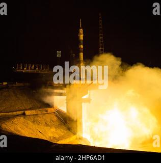 Die Sojus-TMA-14M-Rakete startet am Freitag, den 26. September 2014, vom Kosmodrom Baikonur in Kasachstan mit Expedition 41 Sojus-Kommandant Alexander Samokutyaev vom russischen Föderalen Weltraumamt (Roskosmos), Flugingenieur Barry Wilmore von der NASA, Und die Flugingenieurin Elena Serova von Roskosmos in die Umlaufbahn, um ihre fünfeinhalbmonatige Mission auf der Internationalen Raumstation zu beginnen. Stockfoto