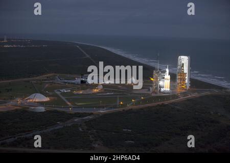 Diese Hubschrauberansicht des Space Launch Complex 37 auf der Cape Canaveral Air Force Station in Florida zeigt die United Launch Alliance Delta IV Heavy Rakete, die bereit ist, das Orion-Raumschiff der NASA auf einer 4,5-stündigen Mission zu verstärken. 2014 Stockfoto