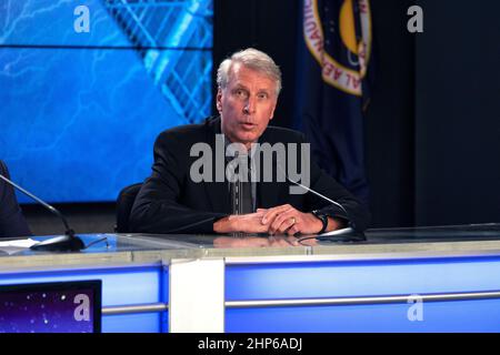 Im Auditorium des Kennedy Space Center Press Site, Clay Flinn, Launch-Wetteroffizier für den U.S. Air Force 45th Space Wing auf der Cape Canaveral Air Force Station, Spricht während einer Pressekonferenz vor dem Relaunch für die kommerzielle Wiederauflieferungsmission von SpaceX CRS-16 zur Internationalen Raumstation mit Medienvertretern. Vom Space Launch Complex 40 auf der Cape Canaveral Air Force Station soll eine Dragon-Raumsonde gestartet werden. Die SpaceX Falcon 9-Rakete wird auf der 16th von dem Unternehmen eingesetzten Commercial Reply Services-Mission zur Raumstation starten. Stockfoto