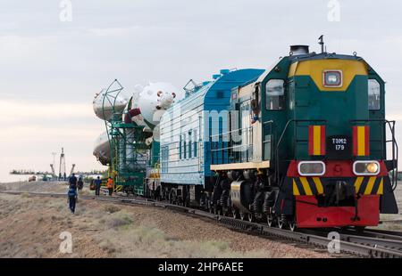 Das Raumschiff Sojus TMA-17M wird am Montag, den 20. Juli 2015, im Kosmodrom Baikonur in Kasachstan per Zug auf die Startrampe ausgerollt. Stockfoto