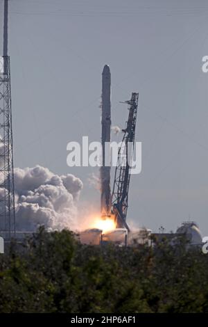 Das zweistufige Trägerrakete Falcon 9 hebt den Space Launch Complex 40 auf der Cape Canaveral Air Force Station ab und bringt die Dragon Repellage-Sonde zur Internationalen Raumstation. Der Start war um 10:36 Uhr EST. Auf seiner Mission zur kommerziellen Nachversorgung der Internationalen Raumstation 13th wird Dragon Vorräte, Ausrüstung und neue wissenschaftliche Experimente für die Technologieforschung zur Verfügung stellen. Die Raumsonde SpaceX Dragon wird etwa 4.800 Pfund Fracht und Material liefern, um wissenschaftliche Untersuchungen an Bord der Raumstation zu unterstützen. Stockfoto