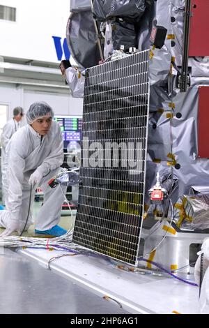 Die Parker Solar Probe Solarzellen der NASA werden am Sonntag, den 3. Juni 2018, in der Astrotech-Verarbeitungsanlage in Titusville, Florida, in der Nähe des Kennedy Space Center der NASA, zum Testen eingesetzt. Die Parker Solar Probe wird spätestens am 4. August 2018 mit einer United Launch Alliance Delta IV Heavy Rakete vom Space Launch Complex 37 auf der Cape Canaveral Air Force Station in Florida starten. Die Mission wird die engsten Beobachtungen eines Sterns durchführen, wenn er durch die Sonnenatmosphäre reist, die Korona genannt wird. Die Sonde wird auf Messungen und Bildgebung angewiesen sein, um unser Verständnis der Korona zu revolutionieren Stockfoto