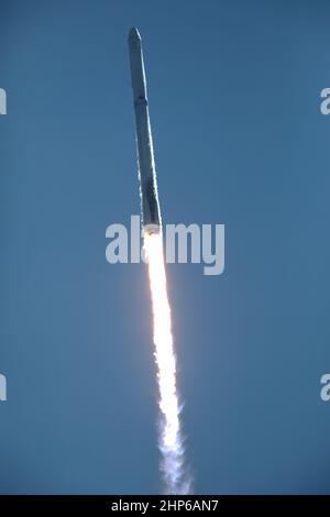 Das zweistufige Trägerrakete Falcon 9 hebt den Space Launch Complex 40 auf der Cape Canaveral Air Force Station ab und bringt die Dragon Repellage-Sonde zur Internationalen Raumstation. Der Start war um 10:36 Uhr EST. Auf seiner Mission zur kommerziellen Nachversorgung der Internationalen Raumstation 13th wird Dragon Vorräte, Ausrüstung und neue wissenschaftliche Experimente für die Technologieforschung zur Verfügung stellen. Die Raumsonde SpaceX Dragon wird etwa 4.800 Pfund Fracht und Material liefern, um wissenschaftliche Untersuchungen an Bord der Raumstation zu unterstützen. Stockfoto