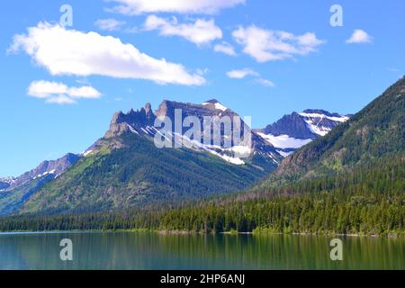 Citadel Peaks am Ufer des Upper Waterton Lake im Glacier National Park im Sommer Stockfoto