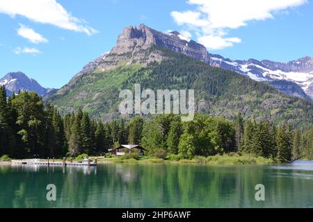 Citadel Peaks am südlichen Ende des Upper Waterton Lake mit Baumreflexen im Sommer Stockfoto