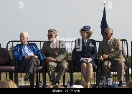 Von links nehmen der Mercury-Astronaut Scott Carppenter, der Direktor des Kennedy Space Center und der ehemalige Astronaut Bob Cabana, Generalleutnant Susan J. Helms, Kommandantin der 14th Air Force und ehemaliger Astronaut, und NASA-Administrator Charlie Bolden an einer Feier im Komplex 5/6 auf der Cape Canaveral Air Force Station in Florida Teil. Die Feier fand am Startplatz des ersten bemannten US-Raumfahrtfluges am 5. Mai 1961 statt, um den 50th. Jahrestag des Fluges zu feiern. Stockfoto