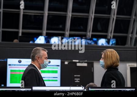 Phil McAlister, Direktor von Commercial Spaceflight bei der NASA, links, Und Kathy Lueders, stellvertretende Administratorin des NASA Space Operations Mission Directorate, überwacht den Countdown für den Start einer SpaceX Falcon 9-Rakete, die die Crew Dragon-Sonde des Unternehmens auf der NASA-Mission SpaceX Crew-3 mit den NASA-Astronauten Raja Chari, Tom Marshburn, Kayla Barron, Und der ESA-Astronaut Matthias Maurer an Bord, Mittwoch, den 10. November 2021, im Feuerraum vier des Launch Control Center im Kennedy Space Center der NASA in Florida. Stockfoto