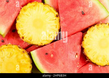 Ananas- und Wassermelonenscheiben im Hintergrund. Stockfoto