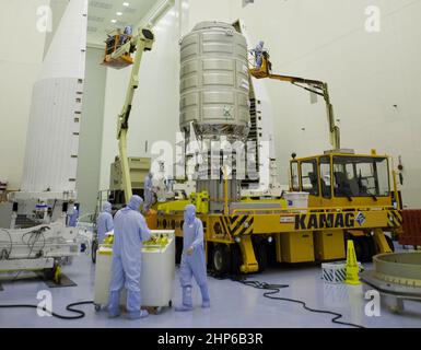 Innerhalb des Hochregals in der Payload Hazardous Servicing Facility am Kennedy Space Center der NASA in Florida wurde die Schutzabdeckung vom Orbital ATK Cygnus Druckmodul Ca entfernt. 2015 Stockfoto