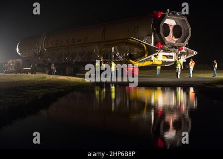 Die Antares-Rakete der Orbital Sciences Corporation mit der Cygnus-Sonde an Bord wird aus der Horizontal Integration Facility (HIF) ausgerollt, um die rund eine halbe Meile lange Reise zum Start von Pad-0A am Donnerstag, den 10. Juli 2014, in der Wallops Flight Facility der NASA in Virginia zu Unternehmen. Stockfoto