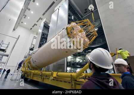 Unter den wachsamen Augen von Technikern und Ingenieuren wird die Centaur-Oberstufe, die den Start des NOAA-geostationären operationellen Umweltsatelliten oder GOES-S unterstützen wird, von seinem Transporter im Delta Operations Center der Cape Canaveral Air Force Station zur weiteren Verarbeitung gehoben. GOES-S ist der zweite in einer Reihe von vier fortschrittlichen geostationären Wettersatelliten. Die GOES-R-Serie - bestehend aus den RAUMFAHRZEUGEN GOES-R, GOES-S, GOES-T und GOES-U - wird die Erkennung und Beobachtung von Umweltphänomenen, die sich direkt auf die öffentliche Sicherheit auswirken, erheblich verbessern Stockfoto