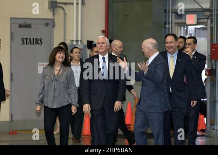 Tory Bruno, Präsident und CEO der United Launch Alliance (ULA), führt am 20. Februar 2018 eine Tour für Vizepräsident Mike Pence, seine Frau Karen Pence und den amtierenden NASA-Administrator Robert Lightfoot durch. Sie befinden sich in der ULA Horizontal Integration Facility (HIF) auf der Cape Canaveral Air Force Station in Florida. Stockfoto