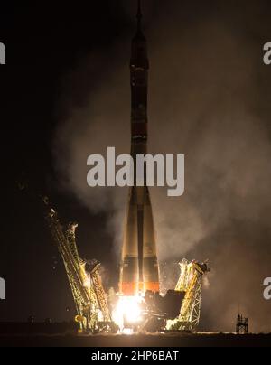 Die Sojus TMA-20M-Rakete startet am Samstag, 19. März 2016, vom Kosmodrom Baikonur in Kasachstan mit Expedition 47 Sojus-Kommandant Alexey Ovchinin von Roskosmos, Flugingenieur Jeff Williams von der NASA, Und der Flugingenieur Oleg Skripochka von Roskosmos in die Umlaufbahn, um ihre fünfeinhalb-monatige Mission auf der Internationalen Raumstation zu beginnen. Stockfoto