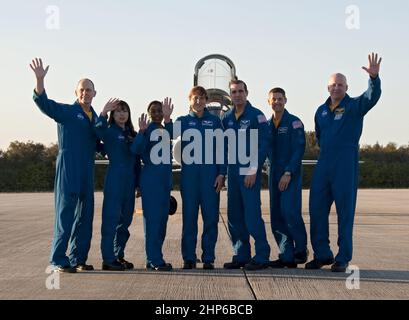 Die STS-131-Crew-Mitglieder winken auf Vertreter der zur Ankunft in der Shuttle Landing Facility im Kennedy Space Center der NASA in Florida anwesenden Medien zu. Von links sind Mission Specialist Clayton Anderson, Astronaut der Japan Aerospace Exploration Agency, Naoko Yamazaki, die Missionsspezialisten Stephanie Wilson, Dorothy Metcalf-Lindenburger und Rick Mastracchio, Pilot James P. Dutton Jr. und Commander Alan Poindexter Ca. 2010 Stockfoto