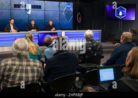 Im Zuschauerraum der Pressestelle des Kennedy Space Center der NASA in Florida von links Joshua Santora von NASA Communications, Joel Montalbano, stellvertretender Programmleiter der Internationalen Raumstation am Johnson Space Center der NASA in Houston, Und Hans Koenigsmann, Vice President of Build and Flight Reliability bei SpaceX, sprach nach der Einführung von SpaceX CRS-16 mit den Medien. Stockfoto