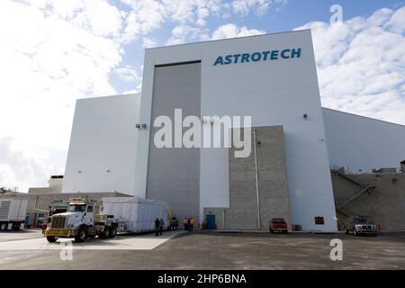 Die geostationäre Operation Environmental Satellite-S (GOES-S) von NOAA trifft bei Astrotech Space Operations in Titusville, Florida, ein, um sie für den Start vorzubereiten. Die Anlage befindet sich in der Nähe des Kennedy Space Center der NASA. GOES-S ist der zweite in einer Reihe von vier fortschrittlichen geostationären Wettersatelliten. Stockfoto