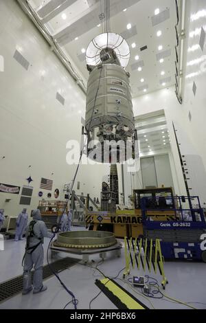 Ein Kran hebt von Orbital ATK CYGNUS unter Druck cargo Modul nach oben und weg von den KAMAG Transporter innerhalb der Nutzlast gefährliche Wartung Werk des NASA Kennedy Space Center in Florida. CYGNUS wird auf einer Arbeit stehen für Final Treibstoff beladen und späten cargo Staufach abgesenkt werden. Die Orbital ATK CRS-7 Commercial resupply Services Mission zur Internationalen Raumstation soll auf einem United Launch Alliance Atlas-V-Rakete vom Weltraum aus komplexen 41 Start in Cape Canaveral Air Force Station am 19. März 2017 zu starten. CYGNUS wird Tausende von Pfund liefert, Ausrüstung und Sci liefern Stockfoto