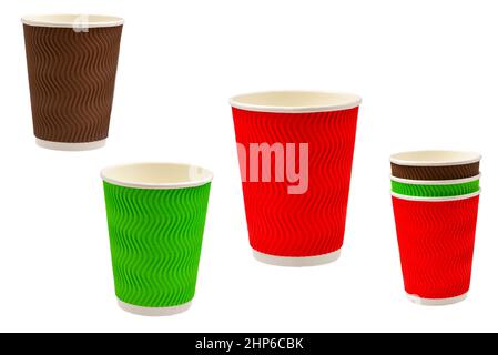 Pappbecher für die Getränke. Rot, grün, braun. Leere Pappbecher. Isoliert auf Weiß. Stockfoto