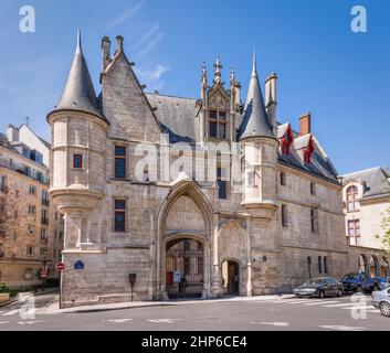 Paris, Frankreich. Mansion Hotel de Sens in Paris, gesehen am 18. April 2015. Im Stil zwischen Spätgotik und Frührenaissance erbaut. Stockfoto